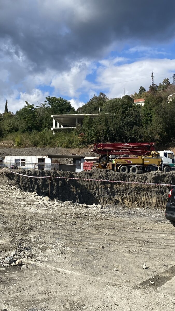 Очередной котлован под очередной дом с видом на море. Море, конечно, у меня за спиной)). 