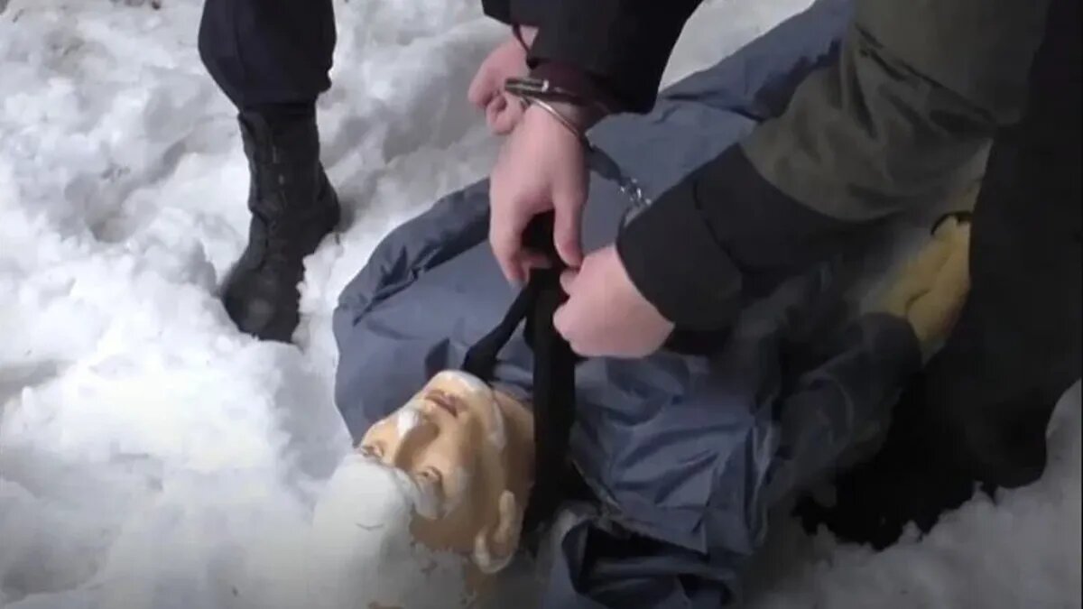 Незнамов показывает на манекене, как душил девушек. Фото: sverdlovsk.sledcom.ru