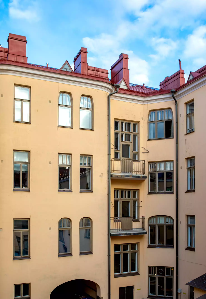 Квартира находится в доме 1906 года постройки неподалеку от центра Хельсинки. Мне этот район чем-то напоминает дворики Петербурга