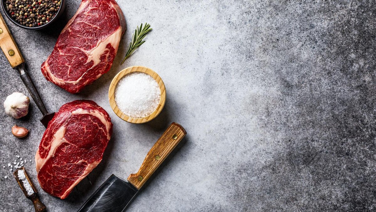    Как быстро разморозить мясо с помощью соли? © Unsplash / Sergey Kotenev