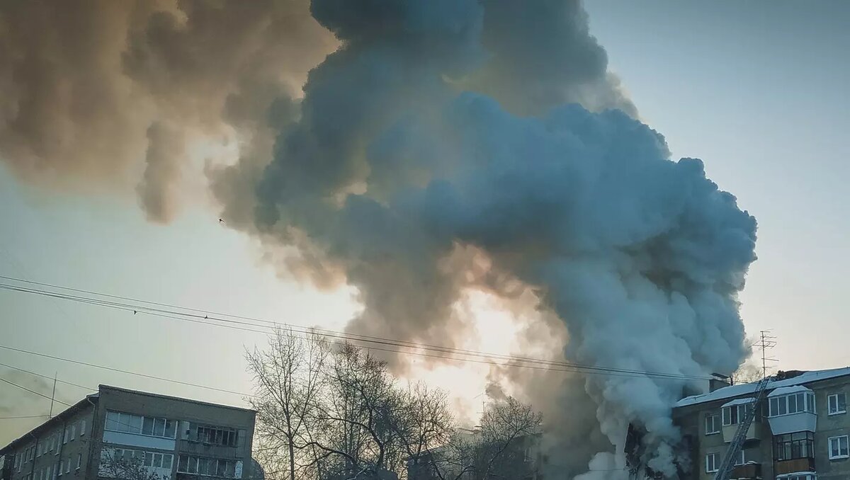     Жителей Таганрога беспокоит облако дыма, похожего на ядерный гриб, комментарии появились в соцсетях.