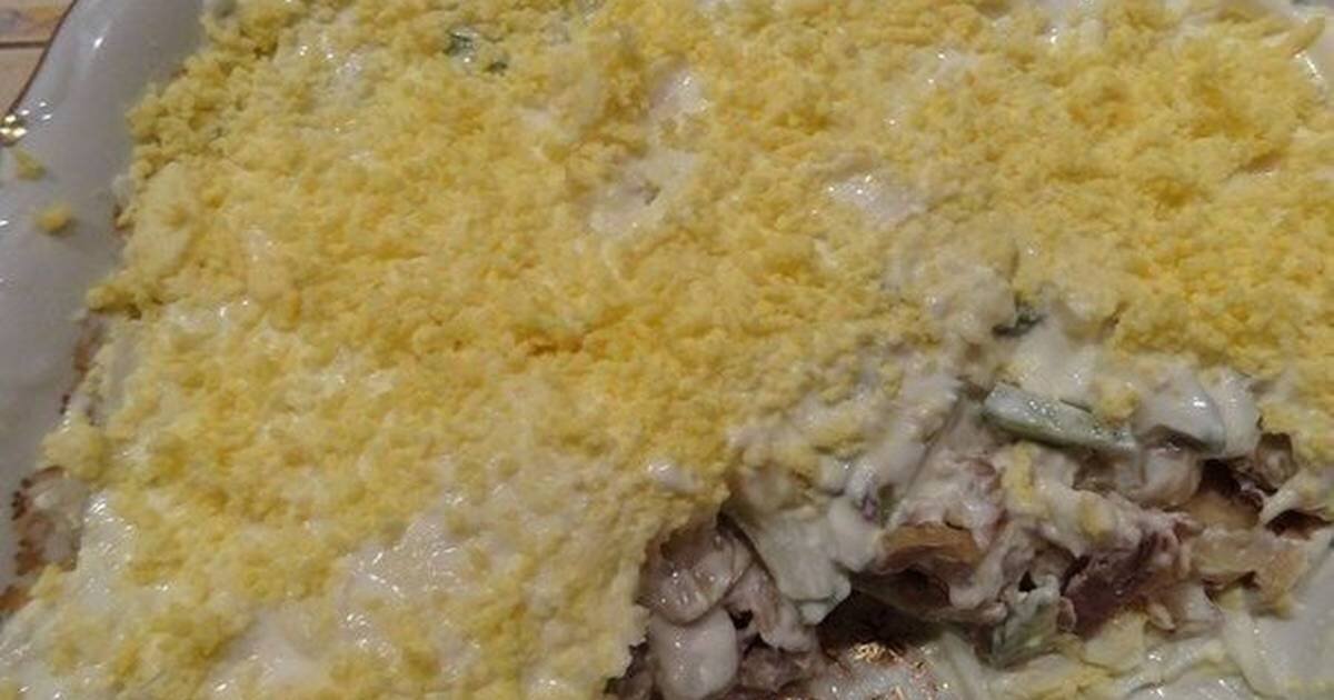 Слоеный салат с жареными шампиньонами, свежим огурцом и кукурузой