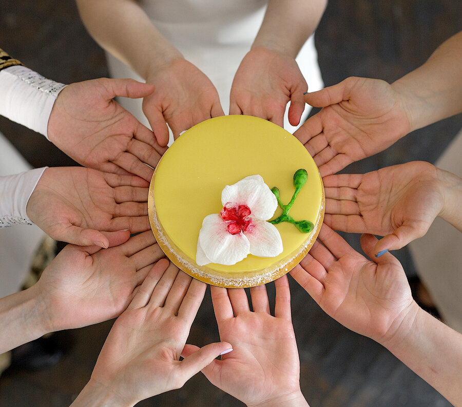 Эти руки делали десерты в кондитерской.