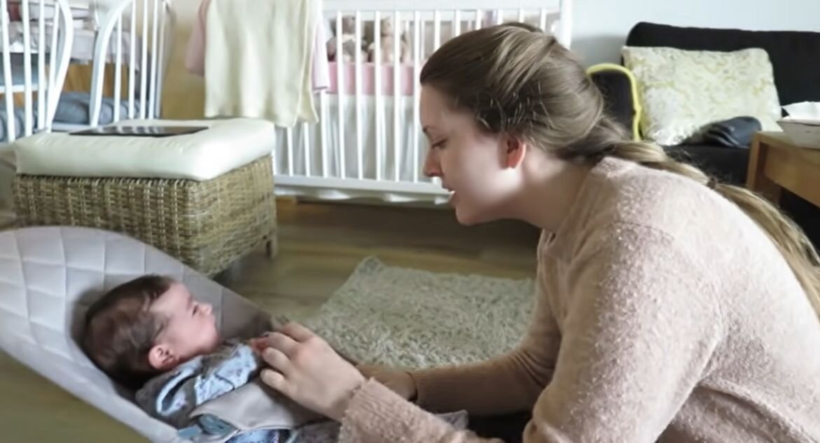 Даже когда мама, наконец, дала эмоциональный отклик - ребёнок всё ещё рыдает в ужасе