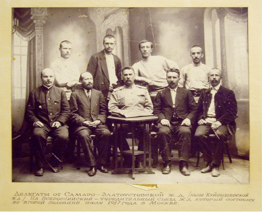 Александр Дмитриевич Осеев (в центре), отец писательницы Валентины Оссевой. Фотография из открытого источника