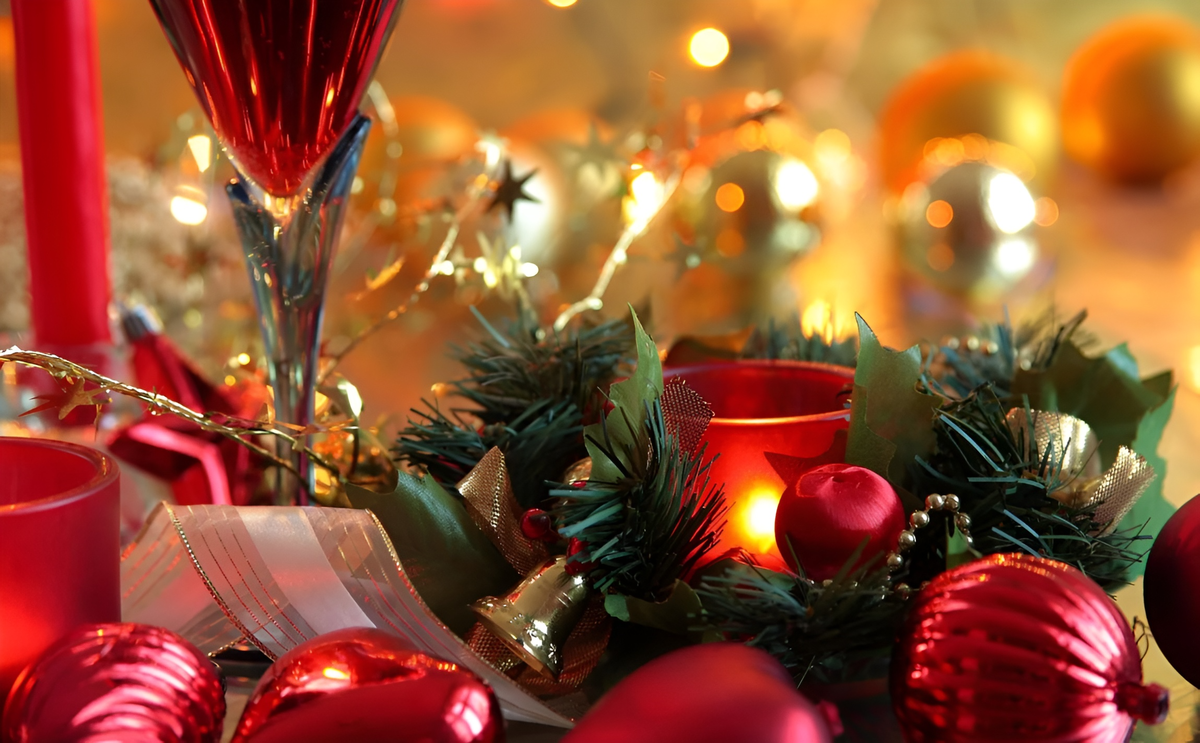 🎉 Добавьте новогодние украшения - шарики, мишуру и свечи.