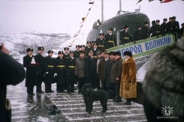 1996г. "К-452" Великий Новгород". Встреча делегации из Великого Новгорода, губа Ара, Видяево. В центре - заместитель мэра города Юрий Гребенюк. Справа - командир 7 дивизии контр-адмирал Кузнецов М.Ю., слева - командир ПЛ капитан 1 ранга Абрамов К.К.