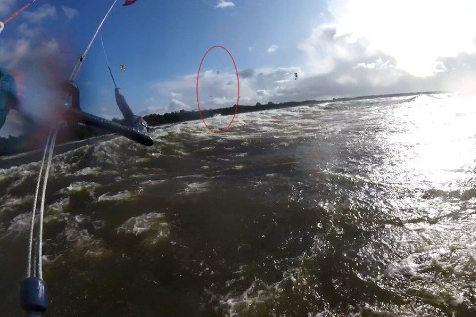    Запечатлеть рекордный прыжок прямо на воде оказалось непросто из-за шторма. Фото: предоставлено "КП"