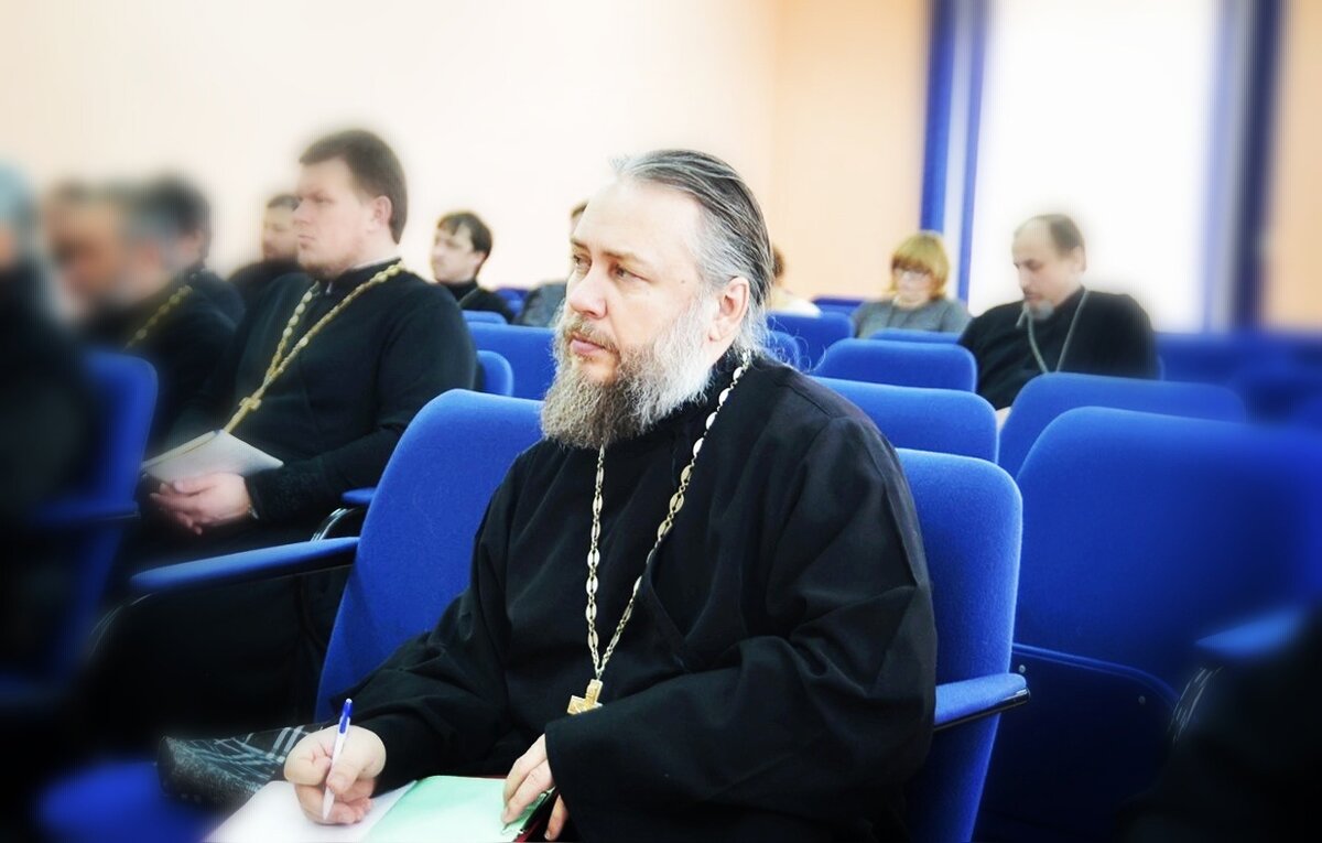 Владимир Долгих — протоиерей, преподаватель Киевской Духовной Академии. 