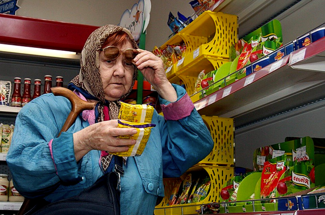 Счастливая старость живопись. Бабушка и дедушка. Куклы галины юциковой. Бабуля в магазине. Старик в магазине.