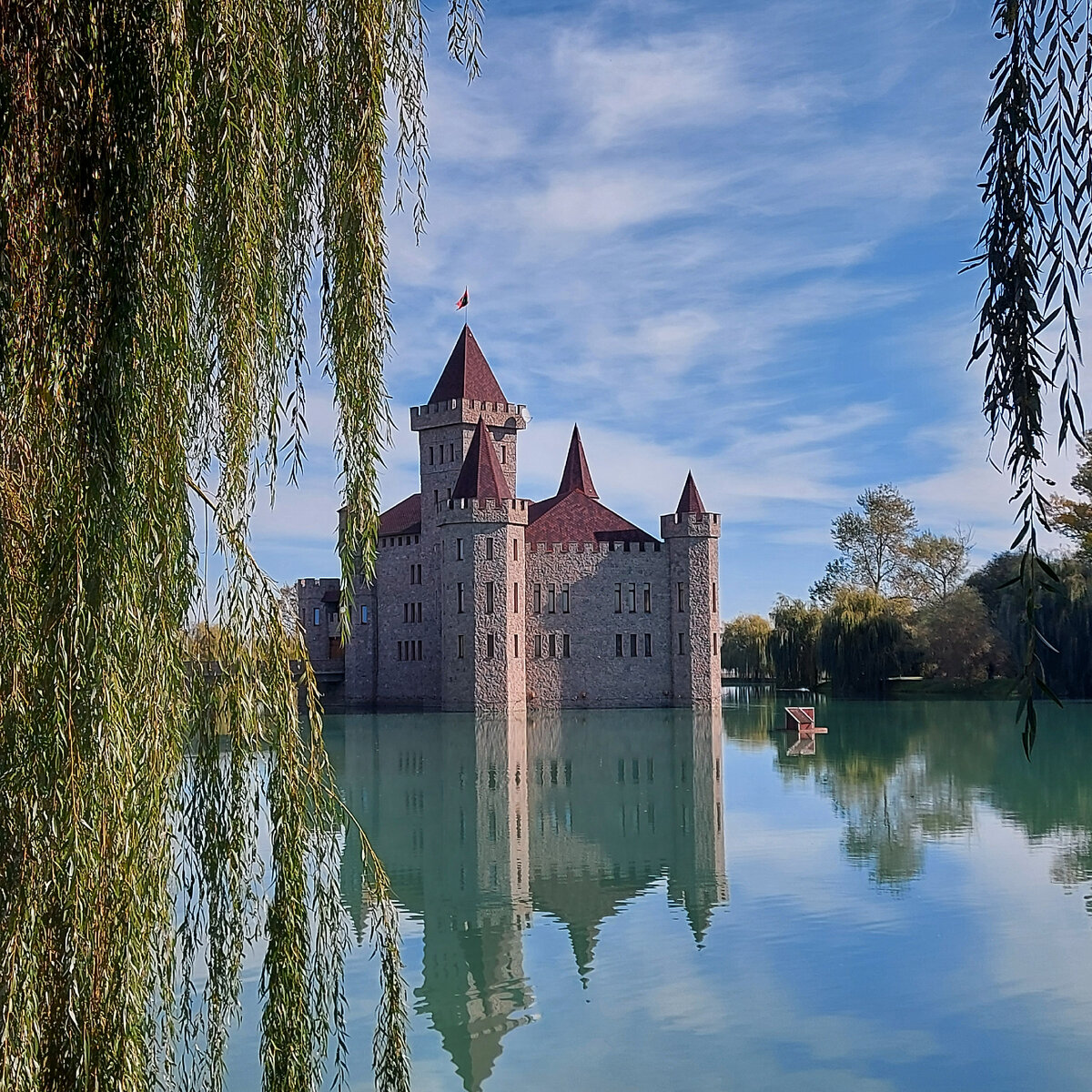 Замок в окружении голубого озера