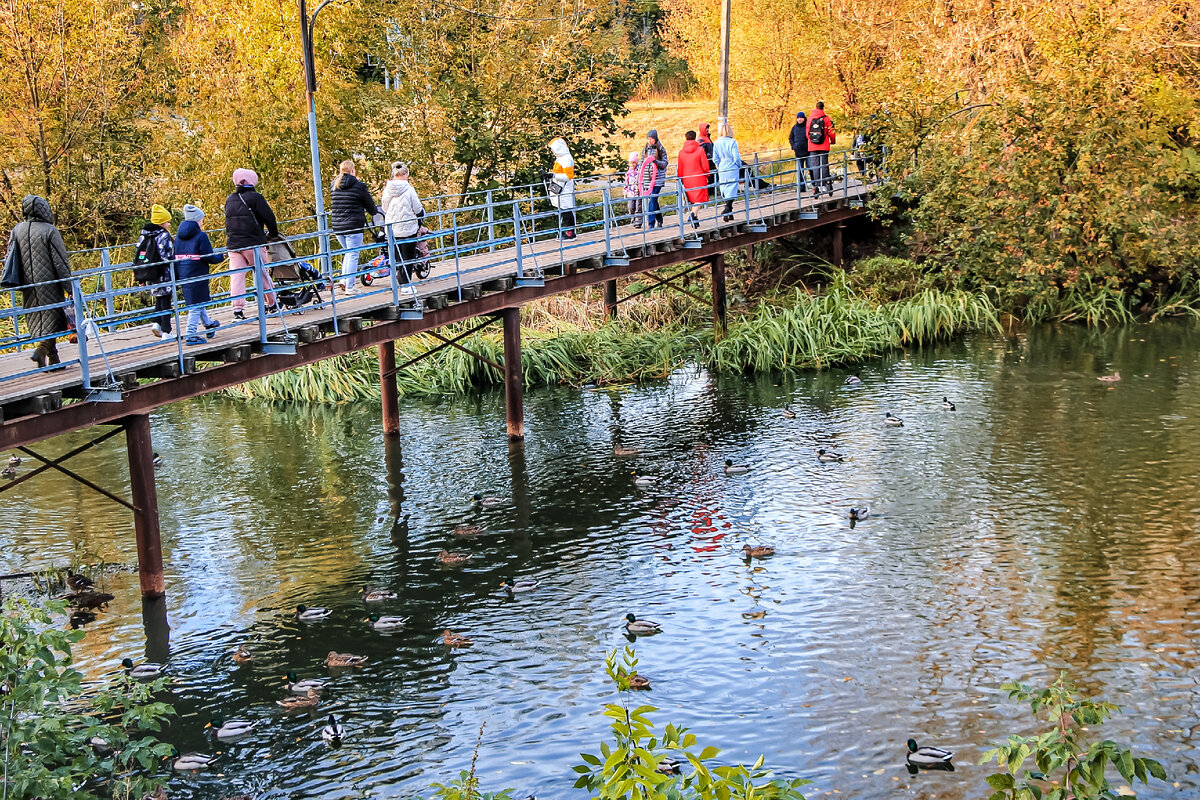 За этим мостиком набережная заканчивается, люди расходятся по своим берегам)
