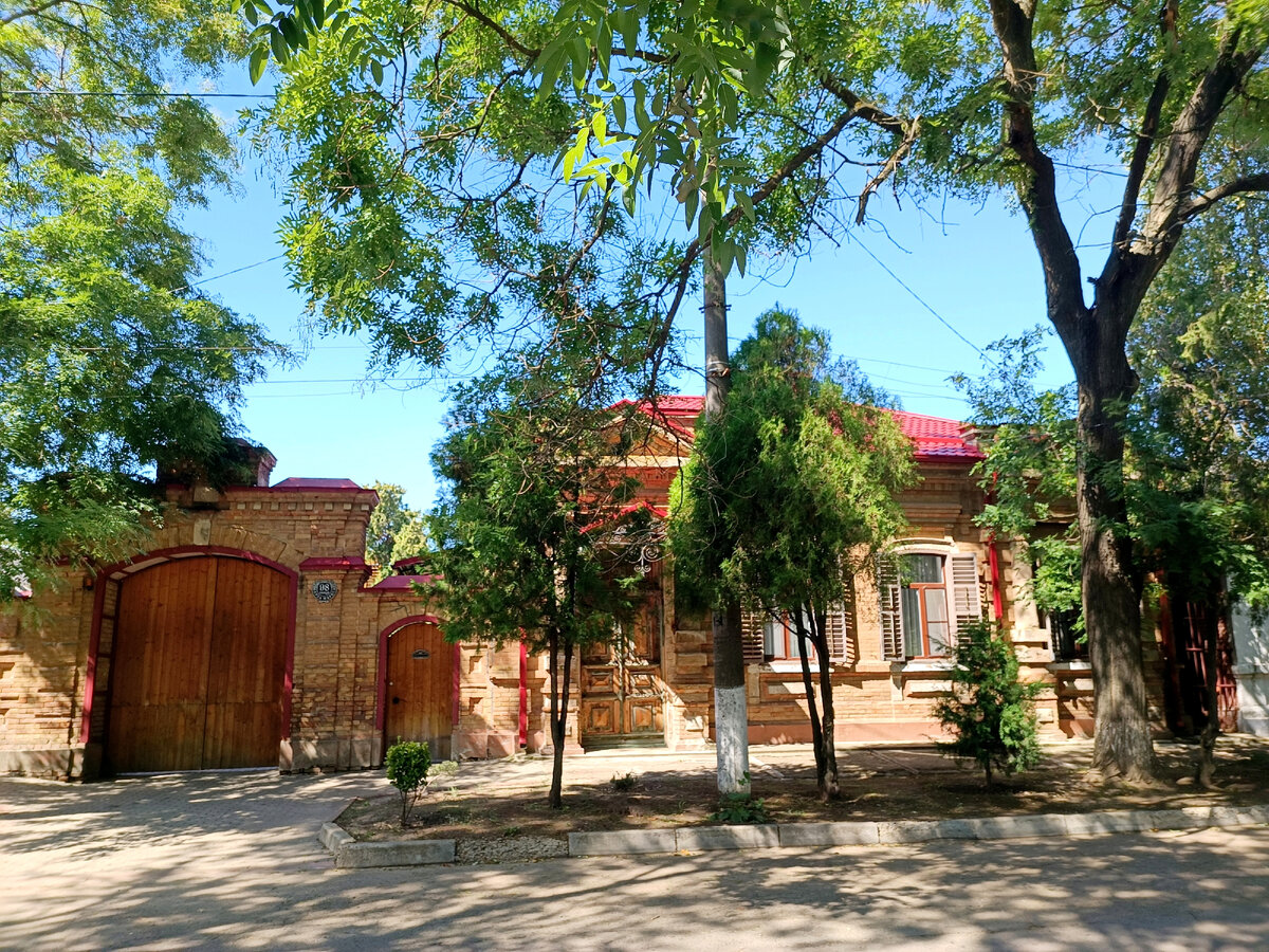 По Ейску очень приятно гулять - красивые старинные домики, много зелени, прямые улицы