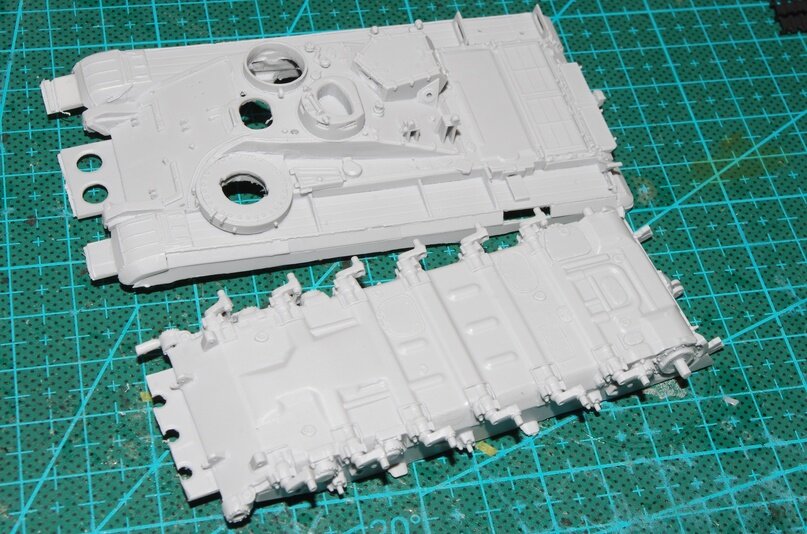 Внутри мы увидим один пакетик, набитый деталями почти внатяг. Литники лежат даже внутри корпуса. Отдадим дань уважения такому хозяйственному подходу!