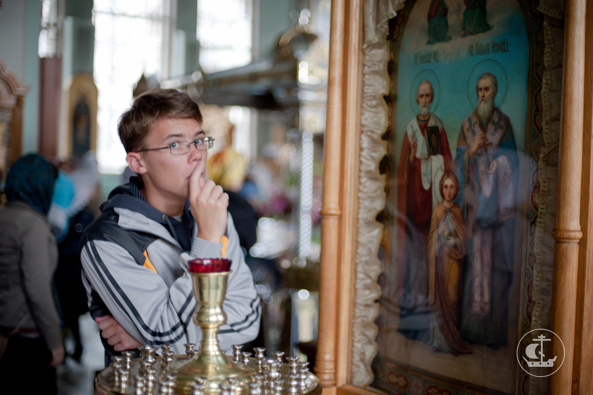 Church going. Молодые люди в церкви. Подростки в церкви. Молодой человек молится в храме. Люди в православном храме.