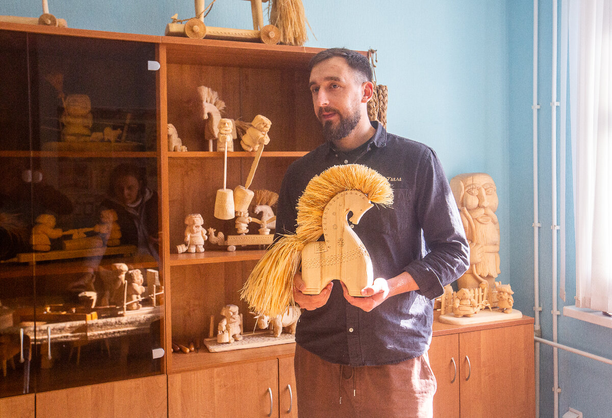 Виктор Геннадиевич Чиндяскин - директор Подлесно-Тавлинской экспериментальной детской художественной школы - рассказывает про Тавлинскую деревянную игрушку. Село Подлесная Тавла, Кочкуровский район, Республика Мордовия. Фото автора статьи 