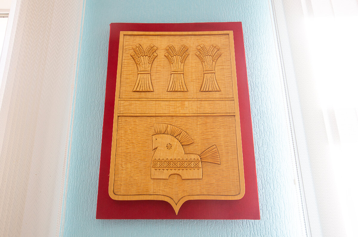 Герб Кочкуровского район Республики Мордовия с изображением Тавлинской деревянной игрушки - мордовского народного промысла и традиционного мордовского сувенира. Село Подлесная Тавла, Кочкуровский район, Республика Мордовия. Фото автора статьи  