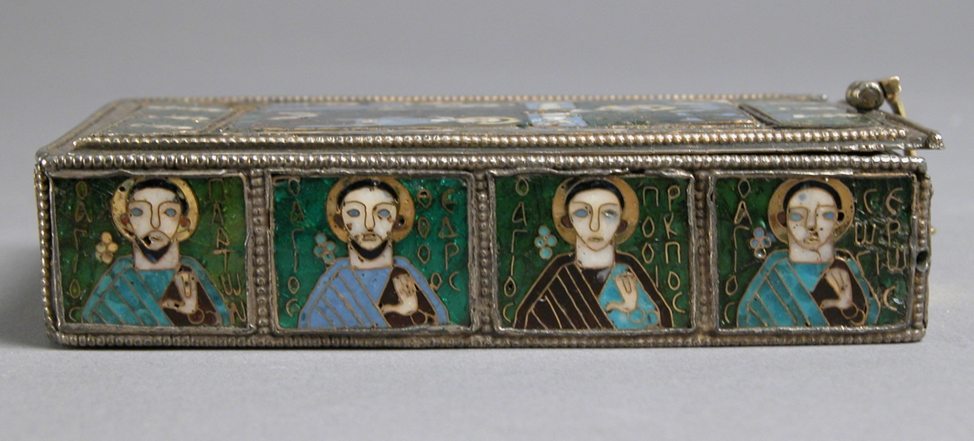 Рис. 2. Реликварий. Начало IX века. Святой Платон и другие святые. Размер: 2,7 x 10,3 x 7,1 см. Материал: Эмаль клуазонне, позолоченное серебро, золото, чернение. Метрополитен-музей, Нью-Йорк, США [14]