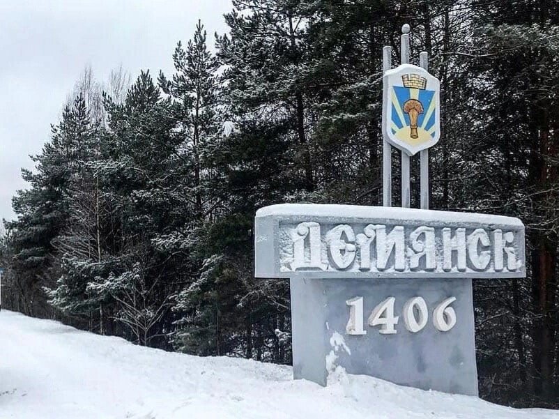 Памятный знак при въезде в поселок 