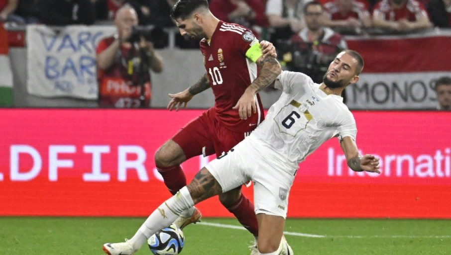 Венгр Доминик Слабослаи (в красном) против серба Немани Гуделя. Фото: "Вечерне новости".