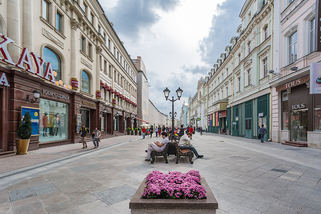 Где там улица. Никольская стрит Москва. Никольская площадь Москва. Большая Никольская улица. Пешеходная улица в Москве Никольская.