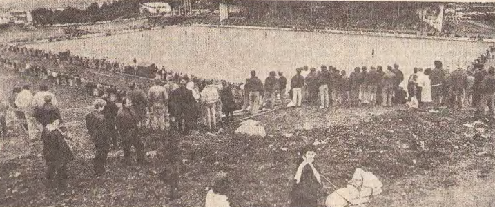 Торсхавн. Стадион на котором в неформальной атмосфере люди смотрят футбол