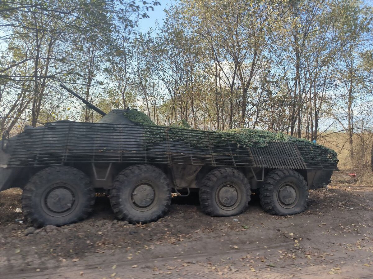 Российский БТР-70 с кустарно установленными противокумулятивными решётками, предположительно, на Купянском направлении, источник – Телеграм-канал Осведомитель