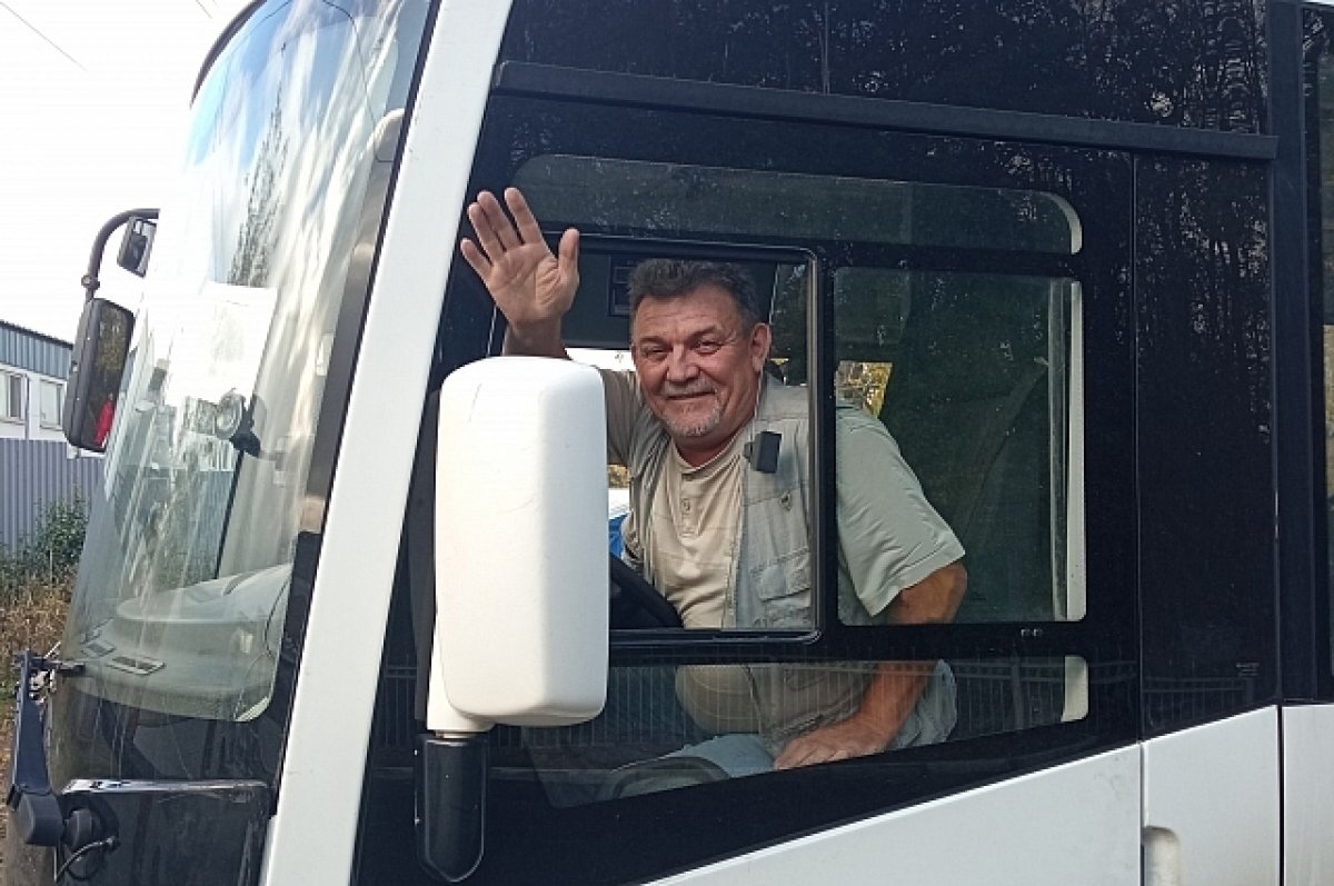    Владимир Синяков уже 25 лет крутит баранку автобуса.