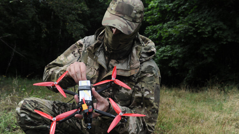     Военнослужащий ВС РФ проводит предполётную подготовку FPV-квадрокоптеров перед тестовыми испытаниями в Тамбовской области РИА Новости Алексей Сухоруков