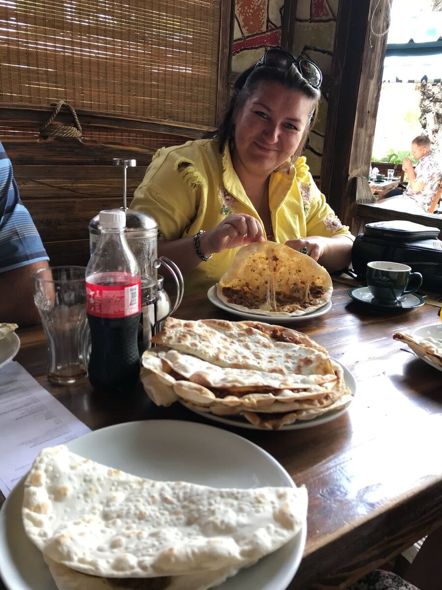 На фото явно видно, что в серединке тянется сыррр