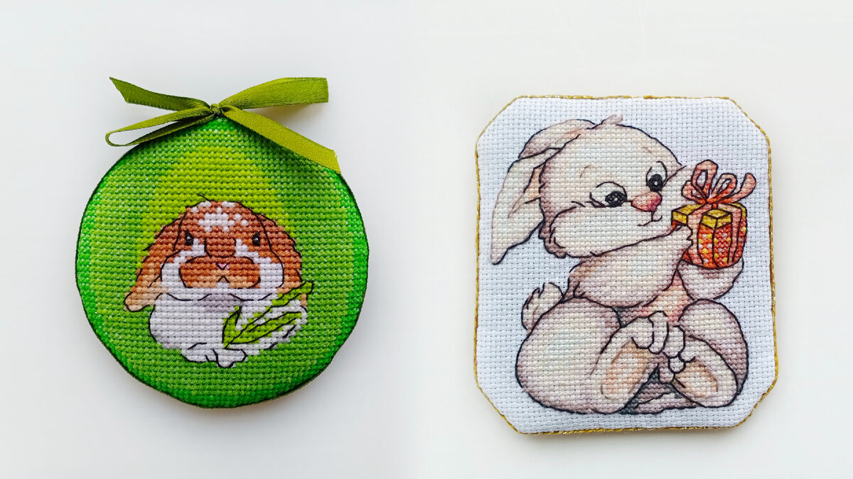 слева - Тимофеевка, дизайнер Ольга Ланкевич (у дизайнера сюжет дан в форме яйца, в круг переделывала я сама), полная зашивка; справа - Подарок, дизайнер Елена Ларцова, частичная зашивка.