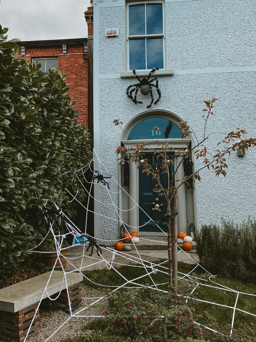 Чей-то украшенный к Хэллоуину дом
