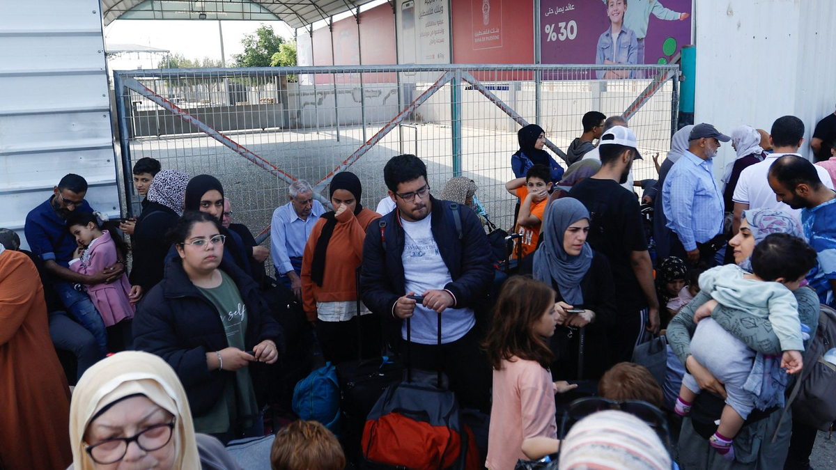 Палестинцы с двойным гражданством собираются возле пограничного перехода Рафах с Египтом в надежде получить разрешение покинуть Газу на фоне продолжающегося израильско-палестинского конфликта, в Рафахе на юге сектора Газа 14 октября 2023 года.