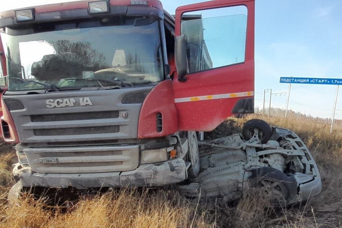    В Хабаровском крае грузовик раздавил легковушку, пассажир погиб