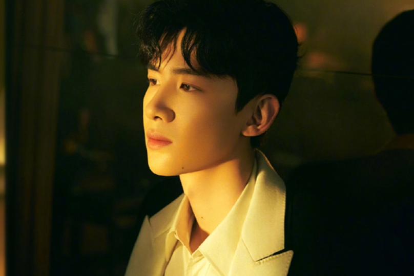 Актёр Бай Цзинтин.