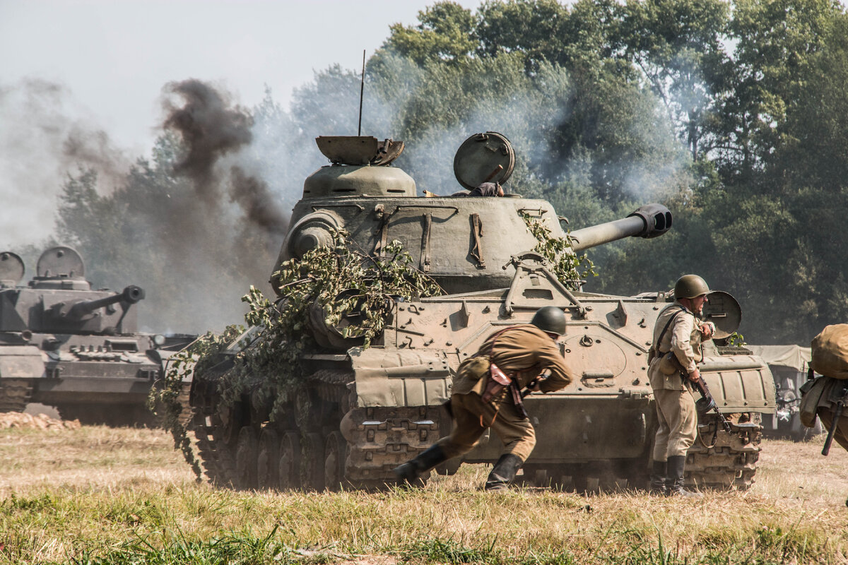 Фестиваль "Поле боя". Танки Pz.Kpfw. IV (на заднем плане) и ИС-2