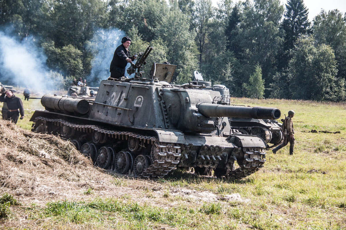 Фестиваль "Поле боя". САУ ИСУ-152 — Советская тяжёлая самоходно-артиллерийская установка (САУ) периода Второй мировой войны. 
В названии машины буква «И», в дополнение к стандартному советскому обозначению «СУ» — самоходная установка, означает «на базе танка ИС». САУ того же калибра под названием СУ-152 выпускалась на другой танковой базе.