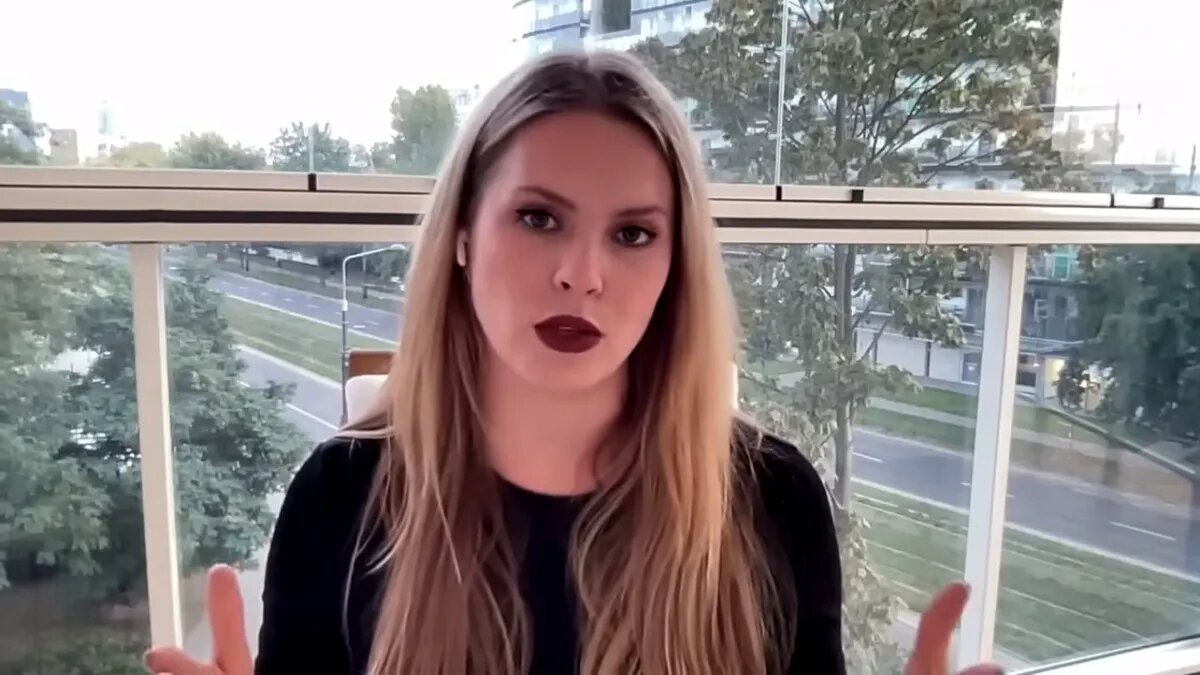 Калинина записала свой новый эфир из Варшавы. Кадр из видео: youtube.com
