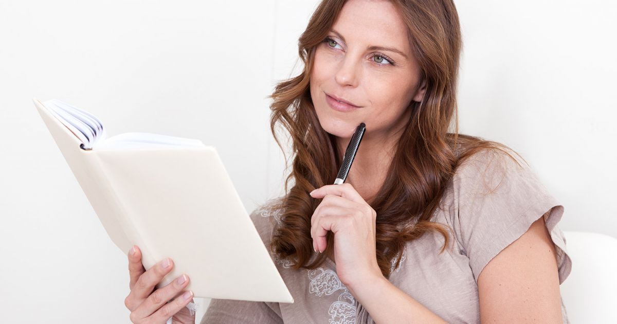 Человек задумался. Пишет ею вопрос. Пишет ею вопрос. Подросток думает. Пишет ею вопрос.