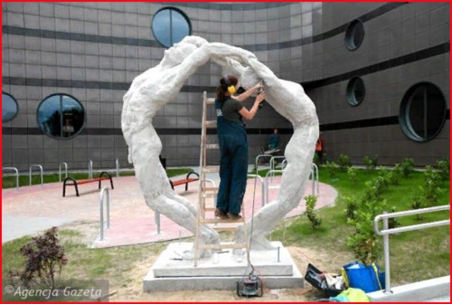 Агнешка Вольска устанавливает свою скульптурную композицию в Зелена Гуре. http://pics.livejournal.com/felbert/pic/004t5a30 