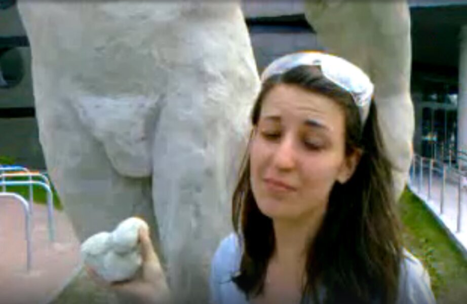 Агнешка Вольска после отрезания "мужского достоинства" у своей скульптуры, 2010 год. https://rutube.ru/video/b746d9b3de54f3f735a5fab663922931/?r=wd&t=30 