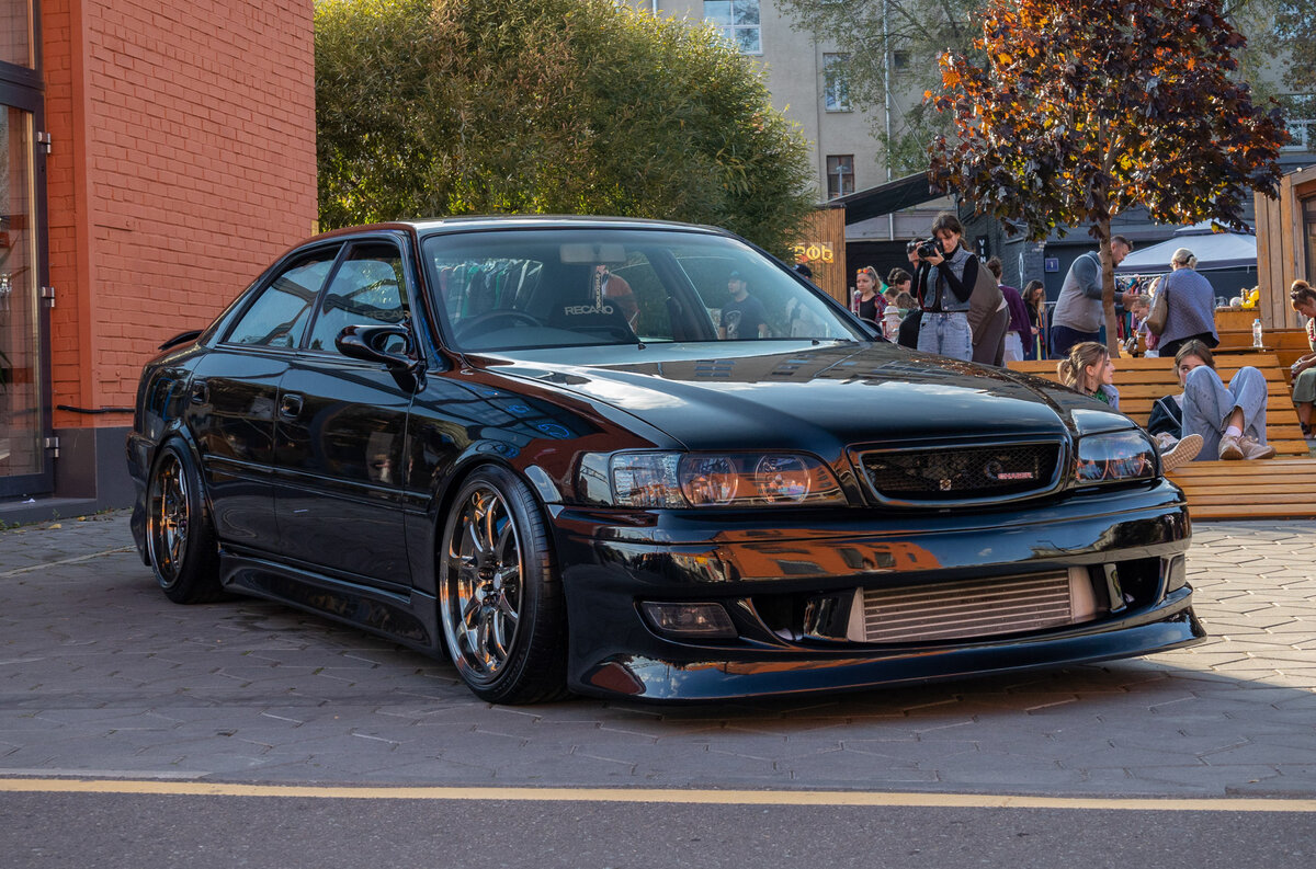    В автомобильной культуре, связанной с дрифтом, тюнингом и стилем, про Ciay знают, пожалуй, все. В Ciay выпускают одежду, придумывают яркий дизайн и создают интересные автомобильные проекты.   
Светлана Парфенова