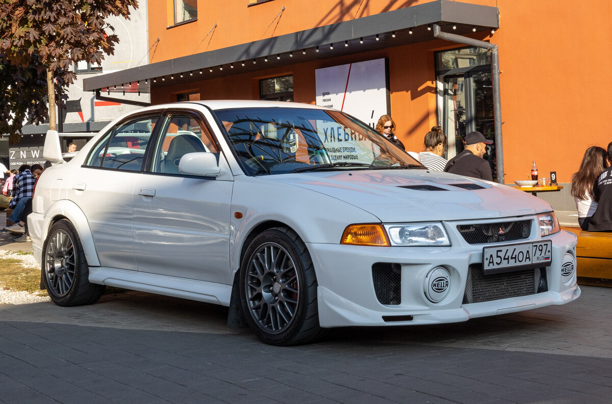    Ciay Meet — это не фестиваль и не шоу. Идея собрать на «Хлебозаводе» единомышленников и друзей, которые фанатично подходят к постройке проектов, чтобы пообщаться и показать свои автомобили всем желающим, превратилась в бесплатный музей под открытым небом. Локация добавила встрече особую атмосферу и красивый фон для ярких фотографий.   
Светлана Парфенова