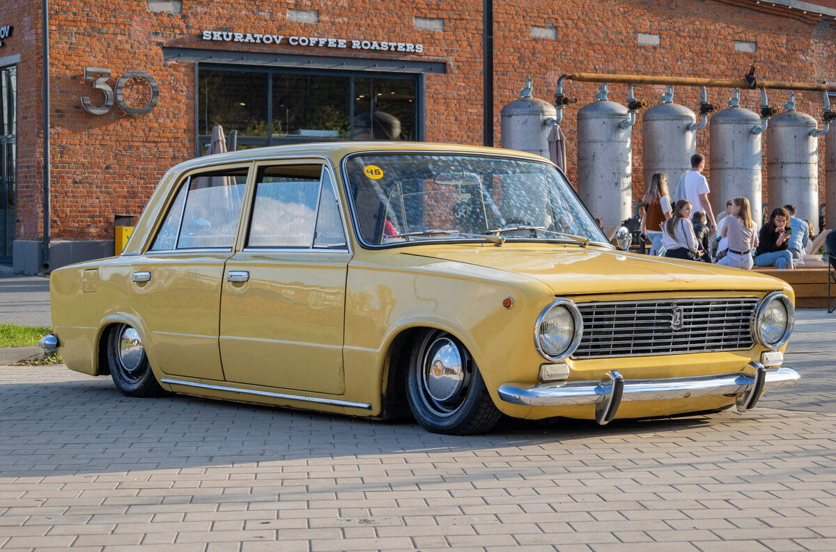 Ciay Meet: закрытие сезона ярких машин | Motor.ru | Дзен