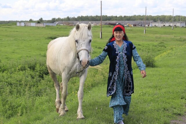    У Сэуле Ахмадиевны большое хозяйство и, конечно, в нем есть кони. Фото: личный архив/ Наталья Гладковская