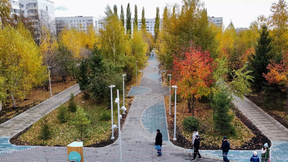     Ранее из-за места, где строится сквер, городские власти поссорились с местными жителями.