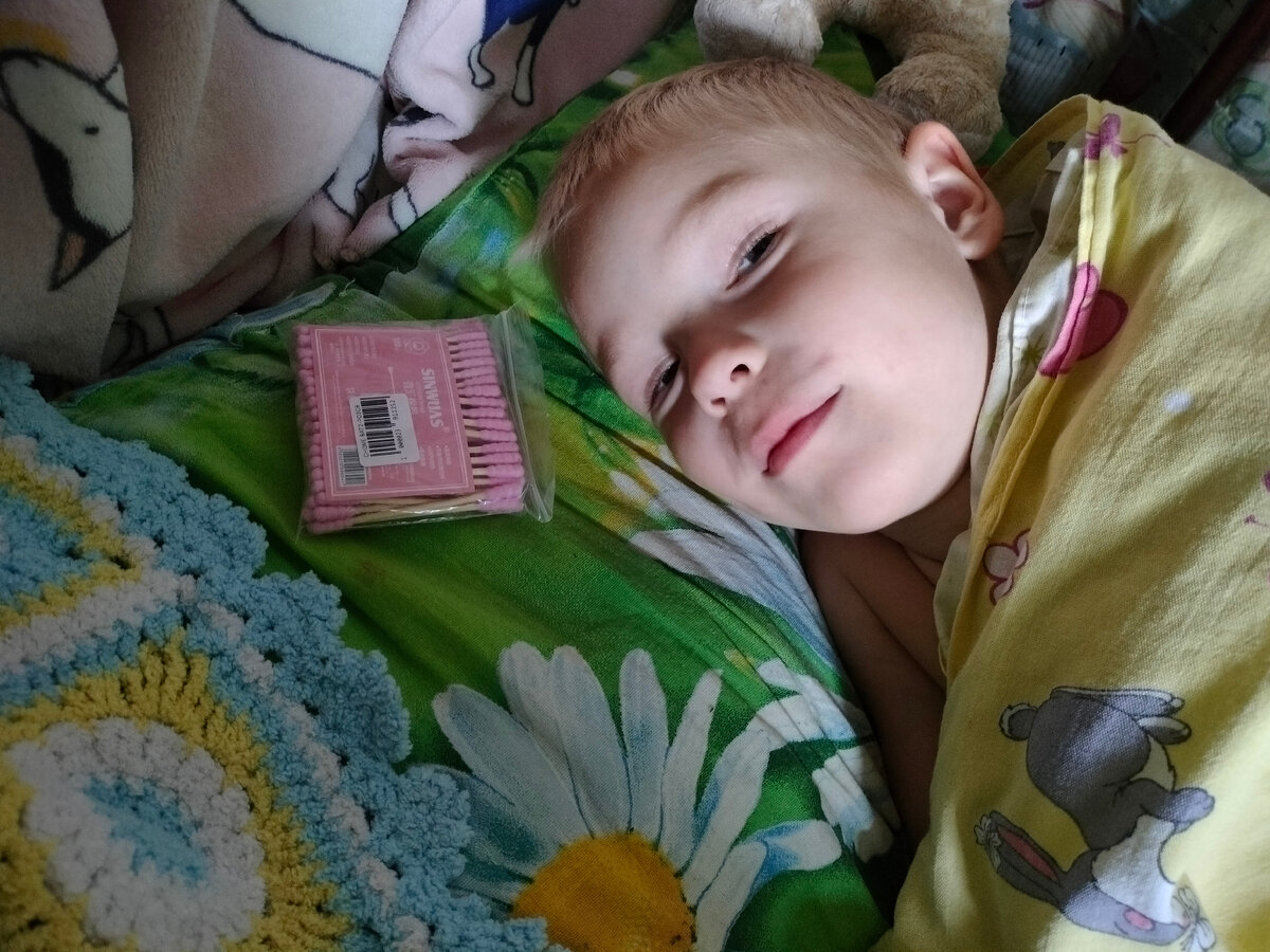 Одна пачка на подушке, а ещё пять под ней