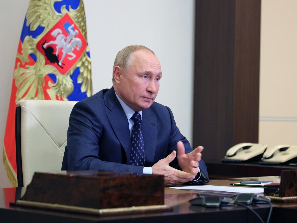   Президент РФ Владимир Путин проводит оперативное совещание с постоянными членами Совета безопасности РФ© РИА Новости / Евгений Паулин
