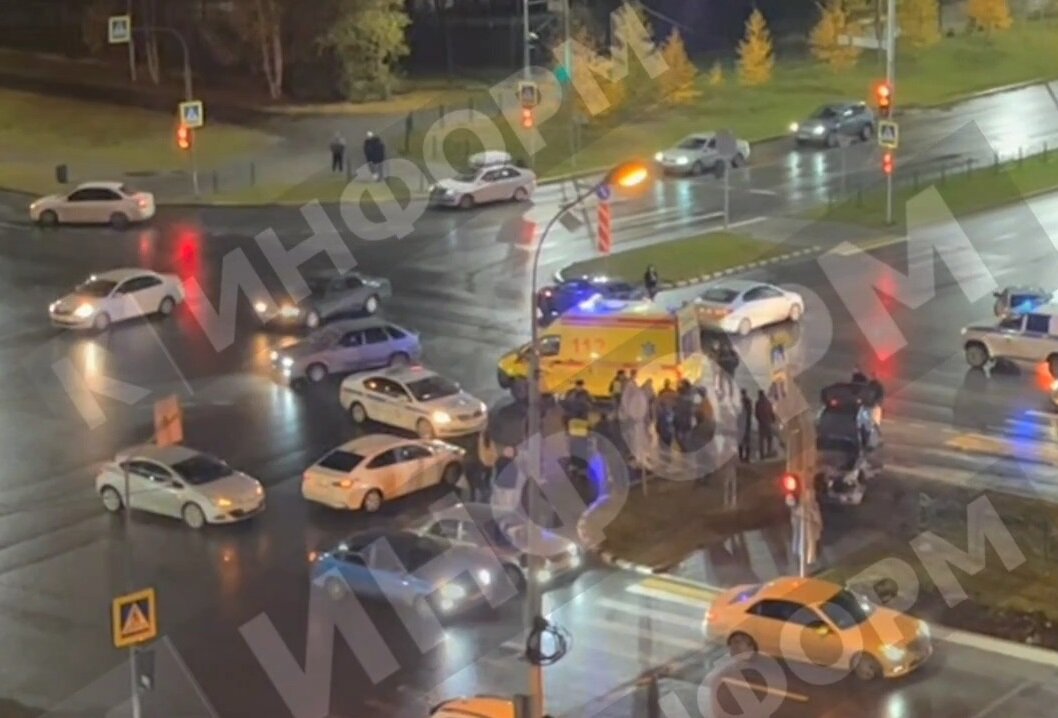    В Сургуте иномарка вылетела на островок безопасности, пострадали два пешехода
