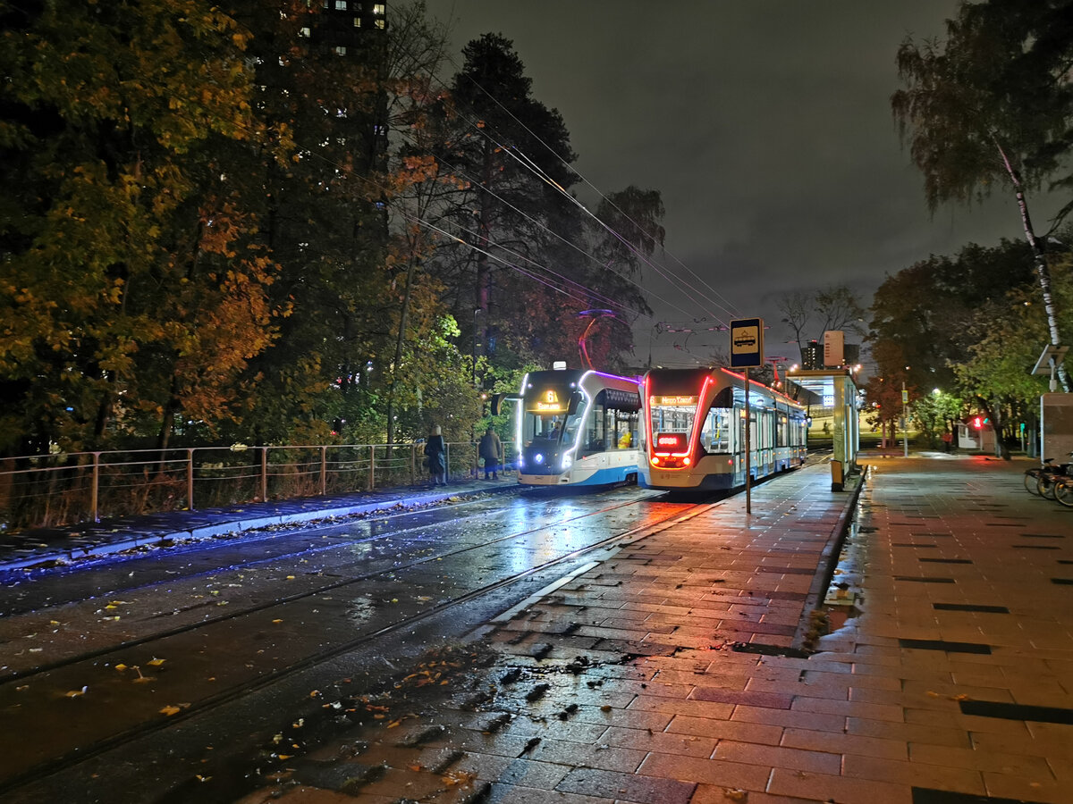 Трамваи шестого маршрута на остановке "Пехотная улица".